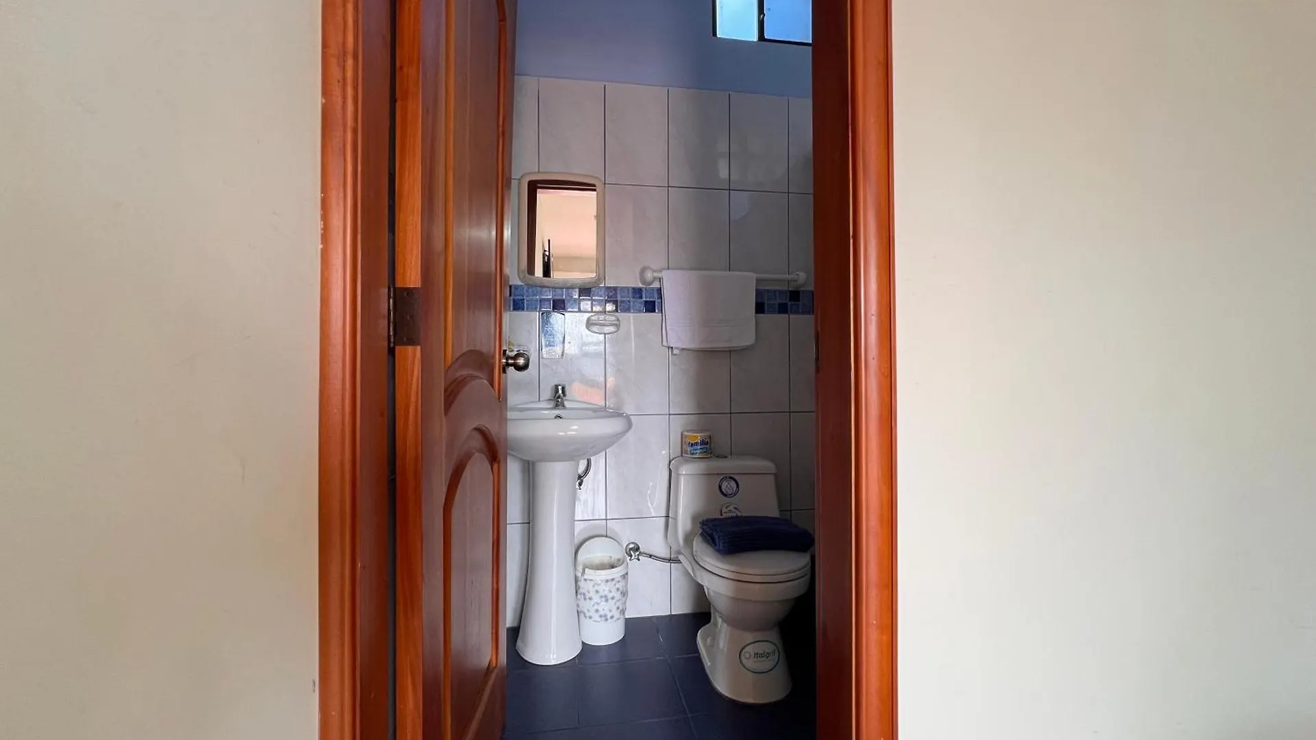 Hostal Casa Cascada Puerto Ayora  Guest house