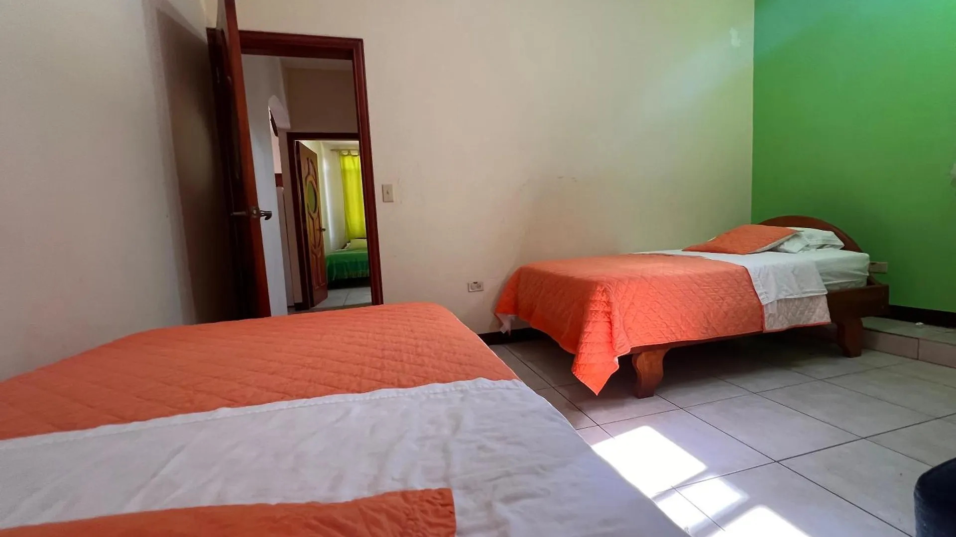 Guest house Hostal Casa Cascada Puerto Ayora