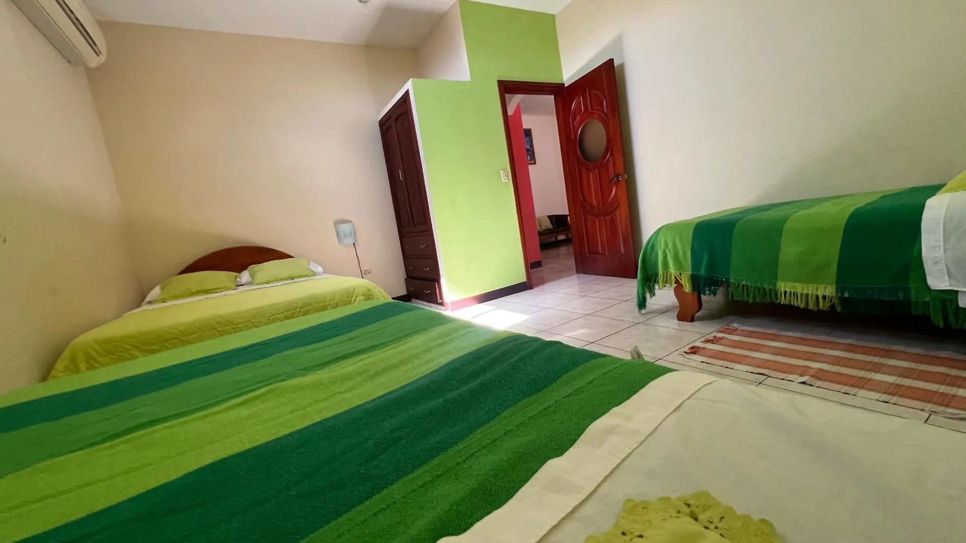 Hostal Casa Cascada Puerto Ayora  Guest house